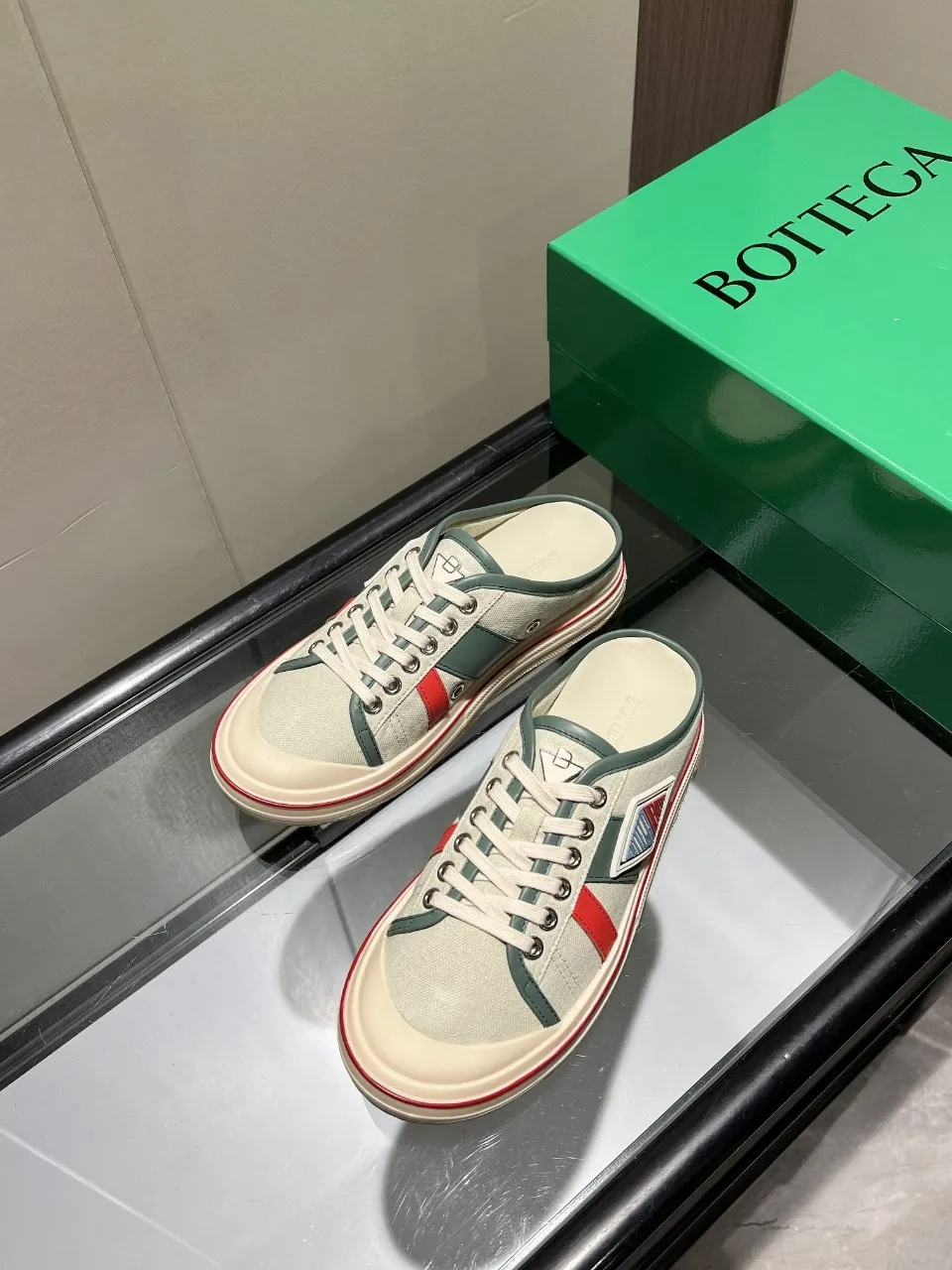 p500🐮🐮Bottega Veneta Bottega Veneta BV’s latest Eliot series retro basketball shoes casual sports canvas shoes will become a god when it is launched! [Celebration] [Celebration] A 1:1 copy of the original version, [Fireworks] original material, [Fireworks] original color system, inspired by retro basketball sneakers, the color combination highlights youthful vitality and perfectly interprets the theme of youth and childlike innocence. The details are also very particular. The summer canvas brings excellent durability and comfort. Designs such as calfskin trim, rubber toe caps and hand-painted retro red lines are full of retro feel. The round toe and convex sole add a modern feel and are suitable for various styles. Easily create a fashionable atmosphere. The upper foot is the focus...can be worn as a couple's shoes...each shoe has more taste and attitude! Fabric: Original customized high-density canvas + cowhide Lining: Original customized breathable canvas Insole: movable latex cowhide insole. Sole: original molded non-slip and wear-resistant TPU material. Sole thickness: 3cm. Size: women's size 35#-40#, men's size 39#-45#.